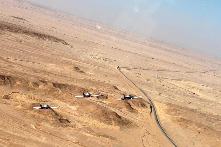 Tre aerei in formazione sopra il deserto
