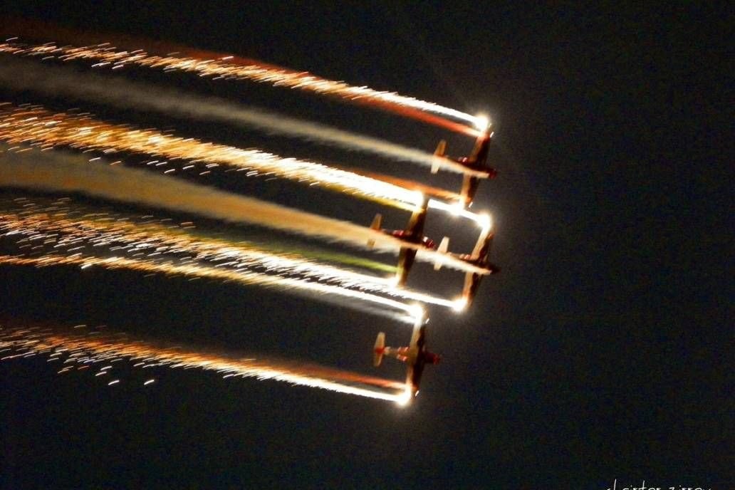 Show notturno con i fuochi in formazione